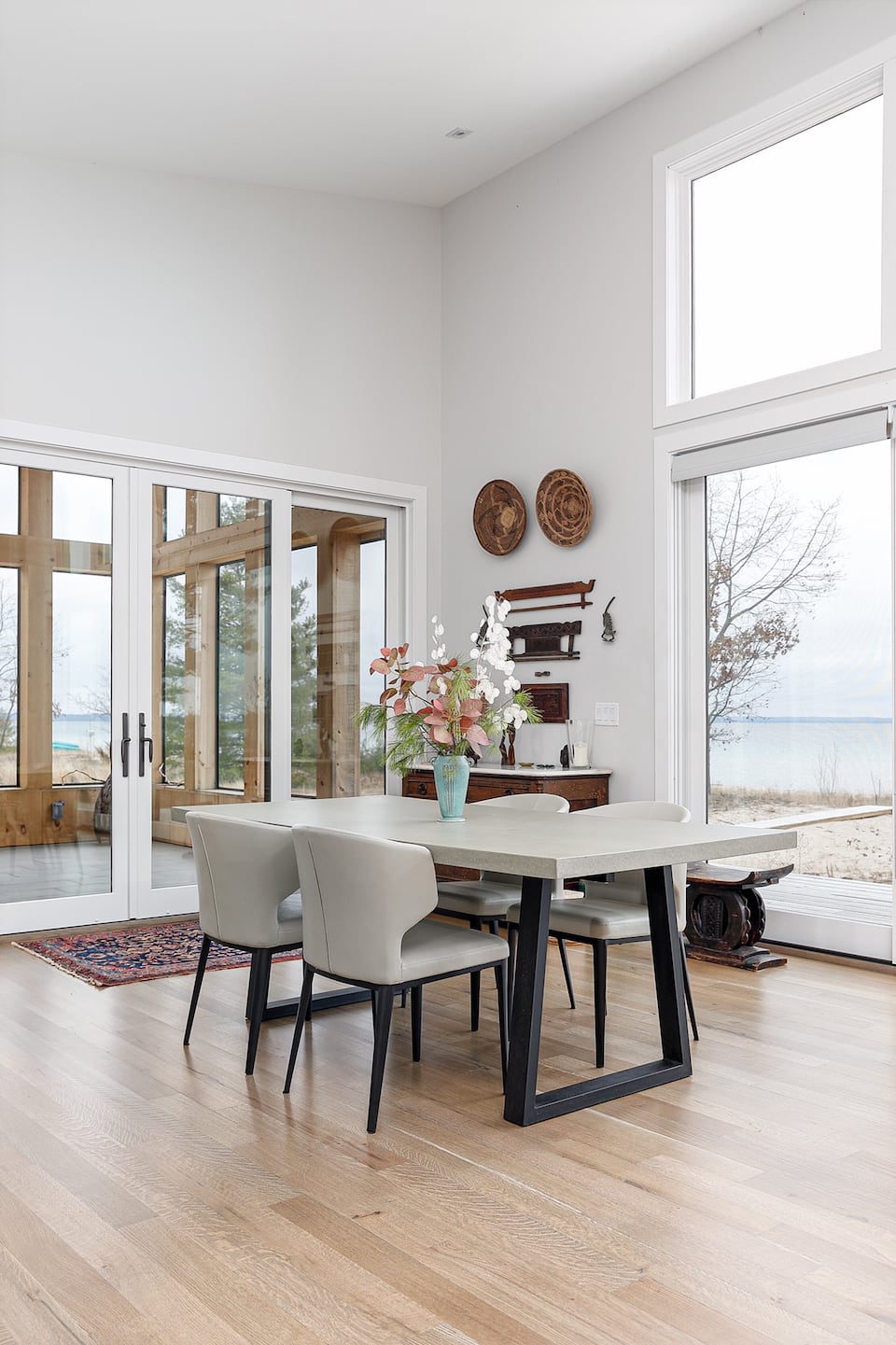 A modern beach house on Grand Traverse Bay, Northport, Michigan, United States, photo 5 of 10