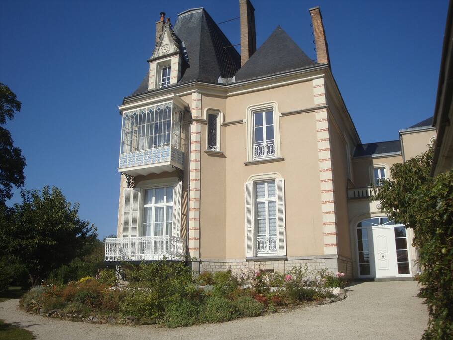 Hôtel particulier de la fin du 19ème : "Clefs du Bonheur".
Côté rue.
