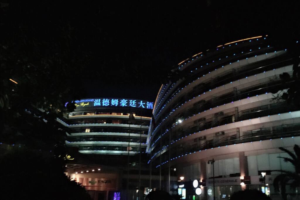 这是房源的外景哦,和西湖边的老牌五星酒店温德姆是同一幢楼哦,我们的房源在图片右半边,整栋楼是一个邮轮的造型。
