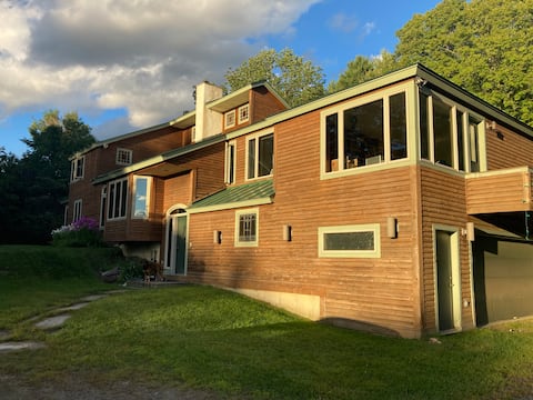 Town’s End, a Private Retreat with Mountain Views