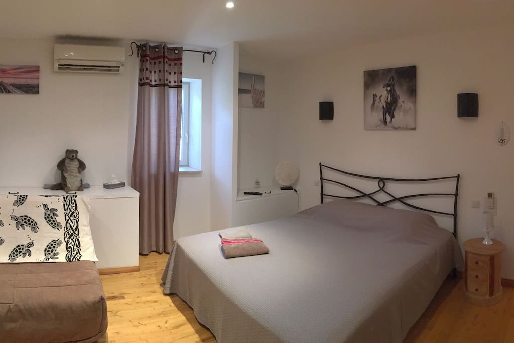 La chambre et son lit en 180 cm.