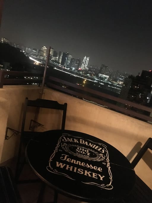 Sentar na varanda só pra olhar e tomar um vinho, conversar e brindar a vida! Imagina fazer um churrasquinho na varanda?