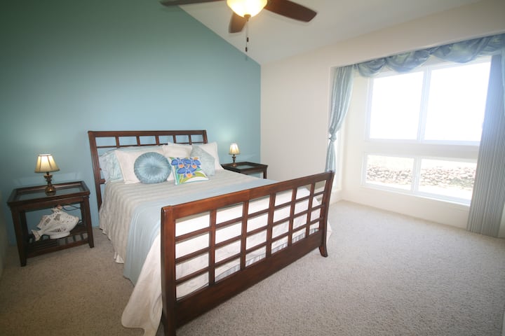 Dormitorio principal con vista al mar