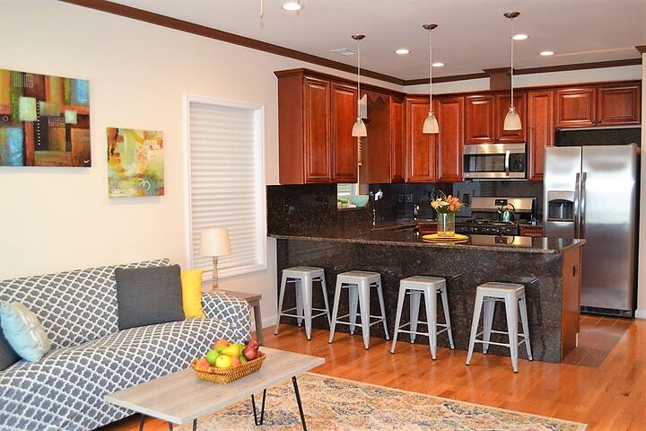 Spacious 4BR home 30 mins* from NY! Parking avail! gallery image 5