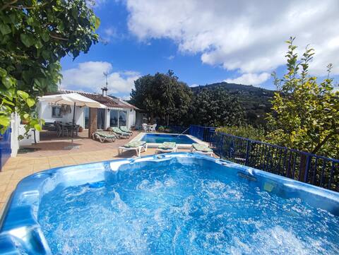 Charming house with sea views, pool and jacuzzi.
