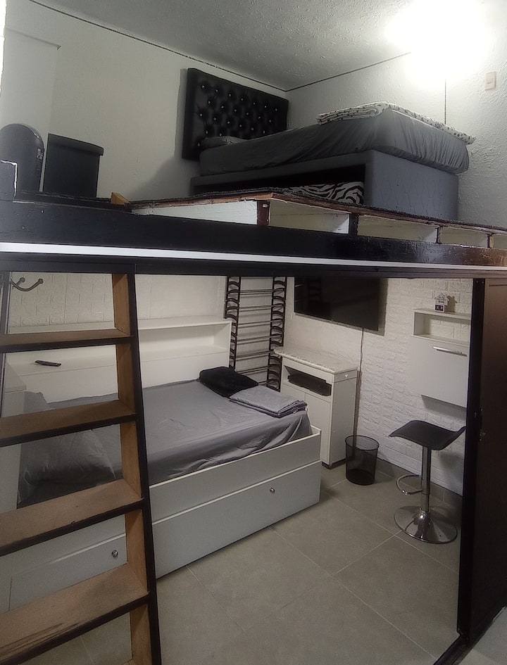 Dhomat ndodhen në të njëjtën atmosferë, ajo kryesore poshtë dhe ajo dytësore në loft.