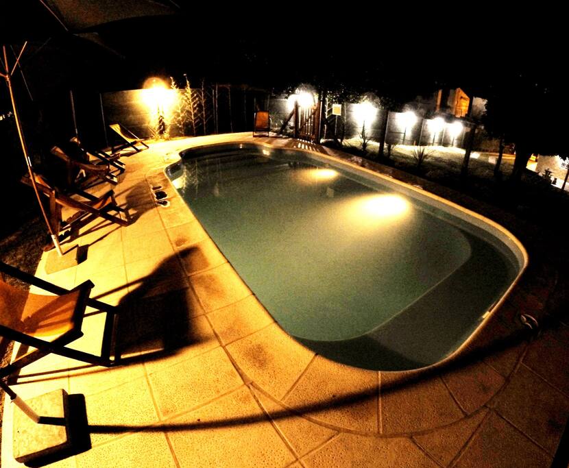 Piscina con iluminación nocturna.
