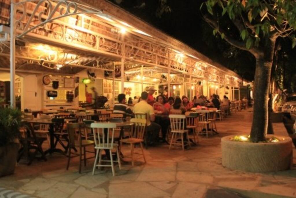 Na mesma rua dos melhores bares e restaurantes da cidade.
