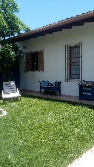 Jardim e frente da casa.