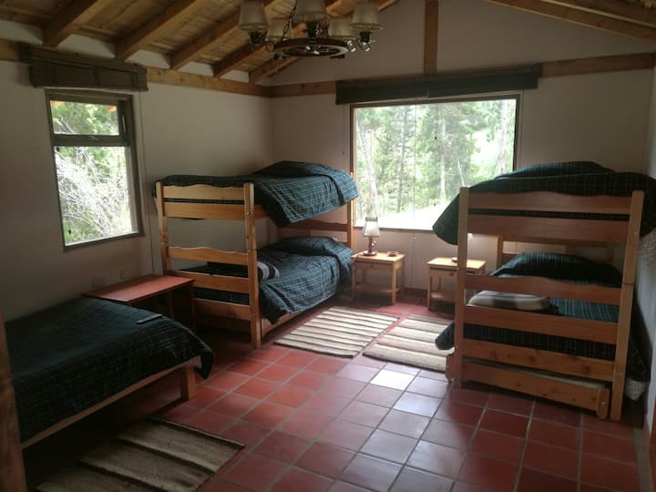 Cabaña auxiliar (1 espacio con capacidad para 7 personas): 2 camas camarote, 1 cama individual, 2 camas individuales de sacar.