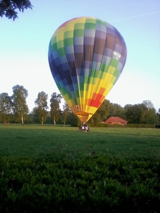 Panoramisch weiland bij huisje om luchtballon op te laten.