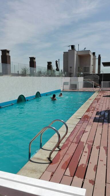 Ya está abierta la piscina!!! Una hermosa vista panoramica a la ciudad.
Cómoda terraza para disfrutar el verano