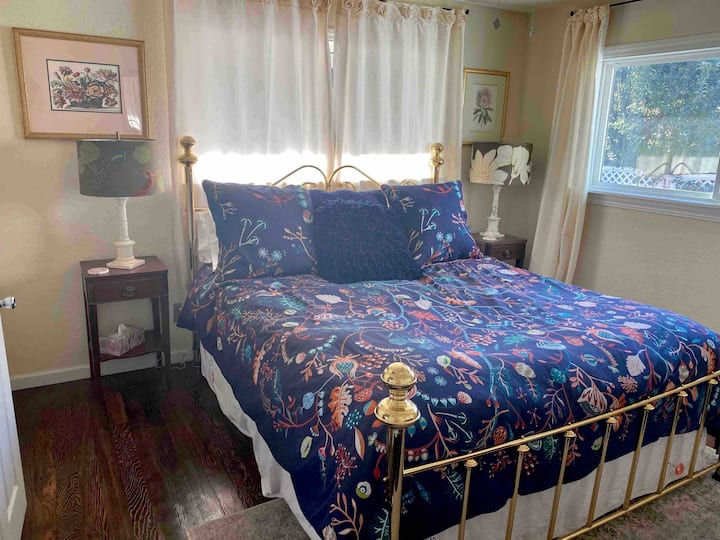 Camera da letto anteriore con letto matrimoniale grande e materasso in memory foam