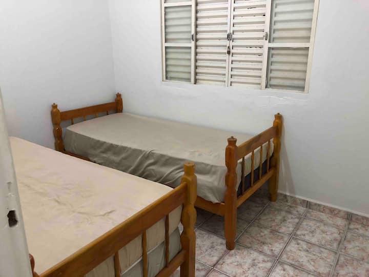 Საძინებელი 3, პირველ სართულზე, აქვს ორი საწოლი და 4 ლეიბი 