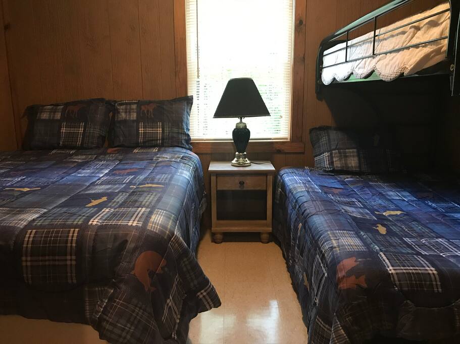 Bedroom w/1 queen, 1 full and 1 twin beds