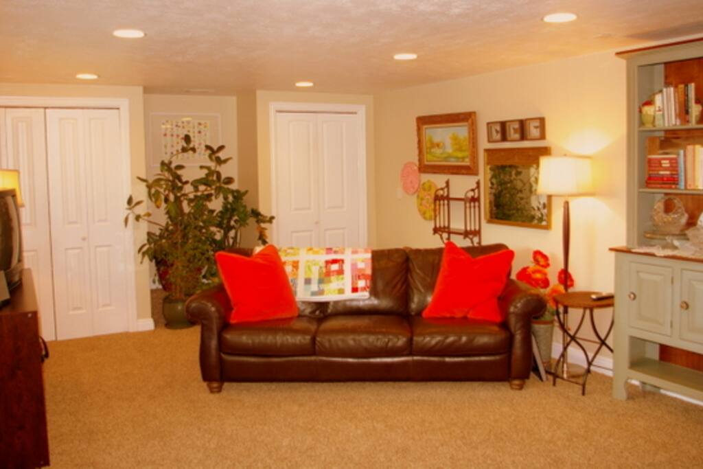 Mix of old and new home decor, quaint and cozy. Relax. Flat screen TV/cable and blue tooth speaker recently added.