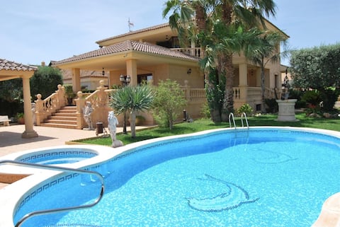 Airbnb con mejor rendimiento: Rumoholidays Villa at 25 minutes from Torrevieja en Torrevieja