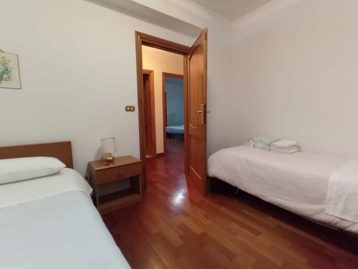 Habitación doble que, si es necesario, previa solicitud específica, se puede convertir en una habitación doble, sacrificando un poco el acceso.