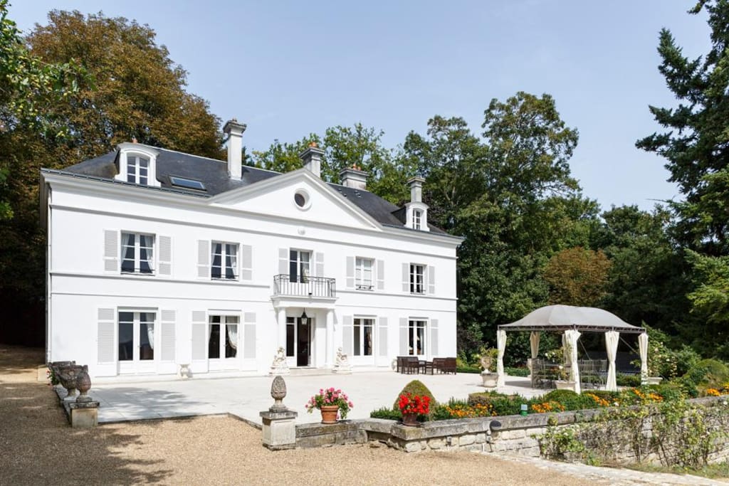 Beautiful mansion with 5 bedrooms, 5 bathrooms. 35 min from Le Mans. Ideal to visit the great castles of France , wine tours or the 24h Le Mans car race.