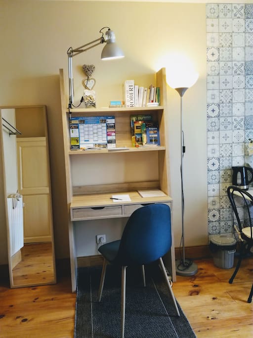 Un espace de travail fonctionnel. La chambre est connectée au WiFi. Nous laissons à votre disposition cartes et guides.