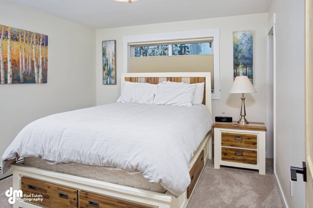 Bedroom 2, downstairs, Cessna Room