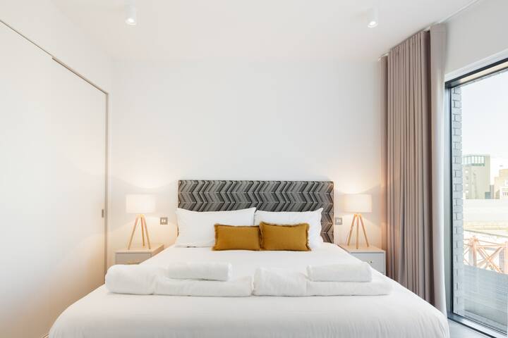 Urban Minimalist Apartment with Private Balcony gallery image 4