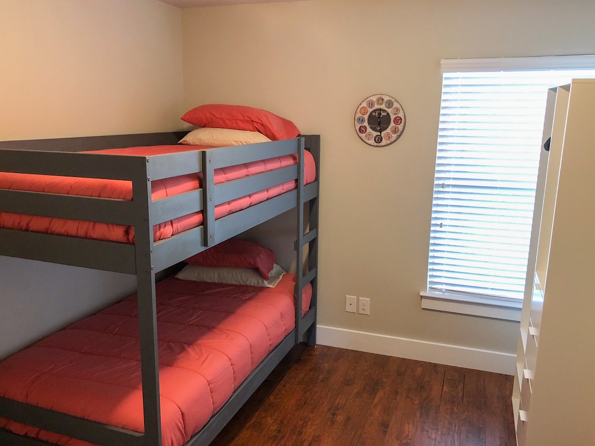 חדר שינה 2 עם מיטות קומותיים לילדים (מותר גם למבוגרים!)  