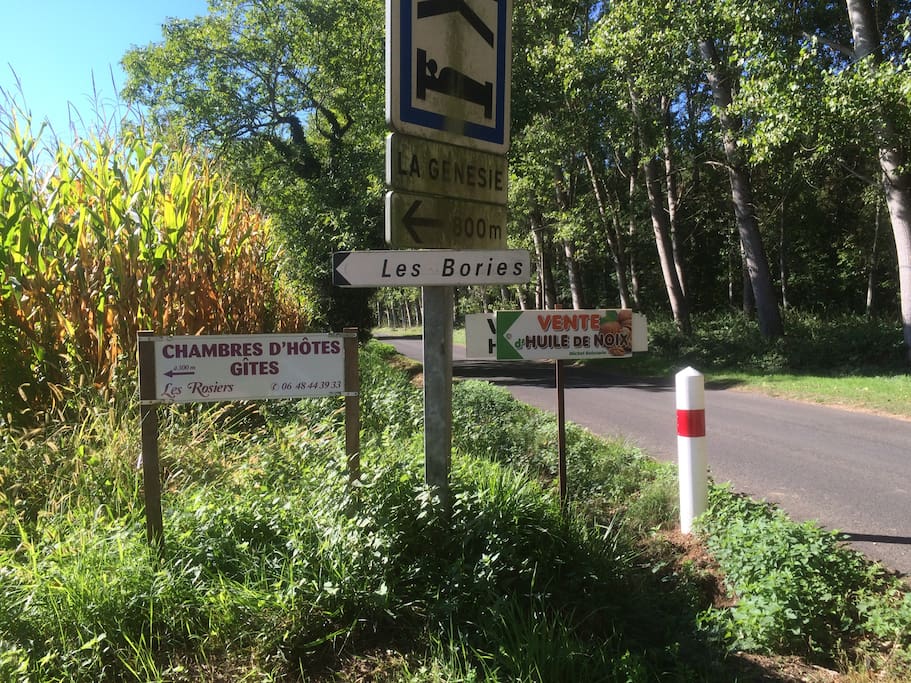 Arriving from Montignac via the D65 road, to your turn into our hamlet Les Bories