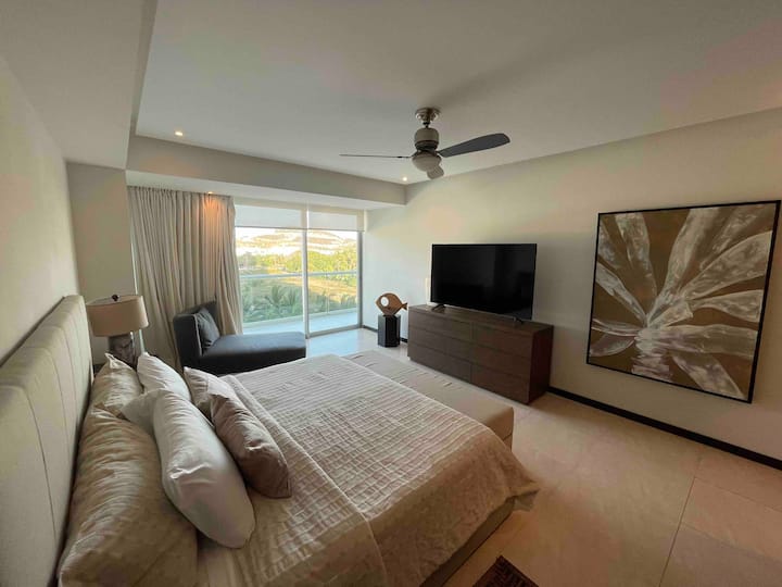 Main Room:
** 1 King size bed, 
** 50'Smart TV,
** Clóset,
** MiniSplit Type Techo and Air Conditioning Fan, 
** Blinds and Blackout Curtain,
** Toilet with Shower and Tina 
** Terrace with city view.