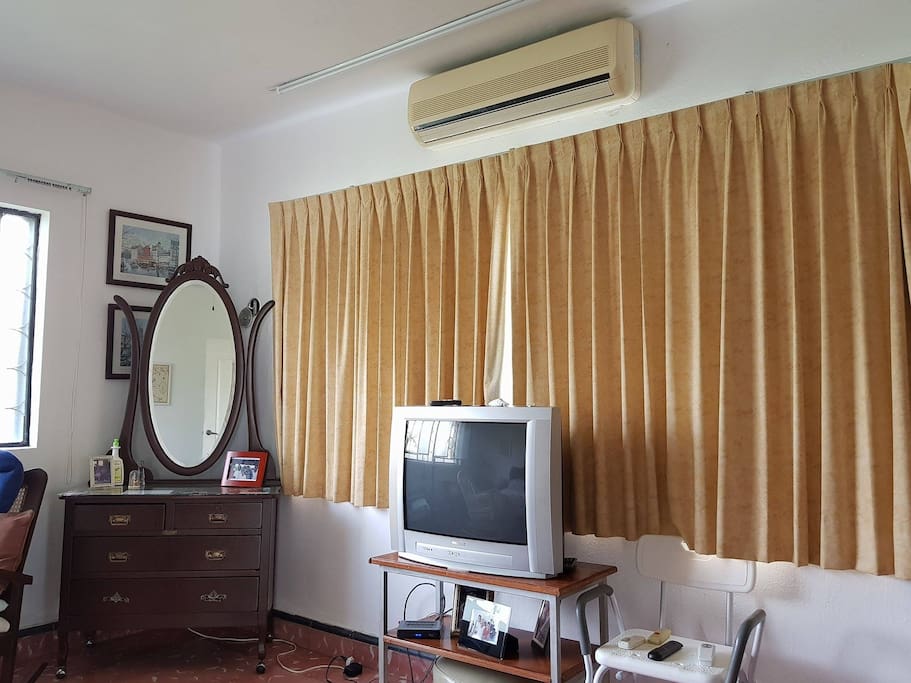 Cuarto con aire acondicionado y tv / Room with air conditioning and TV