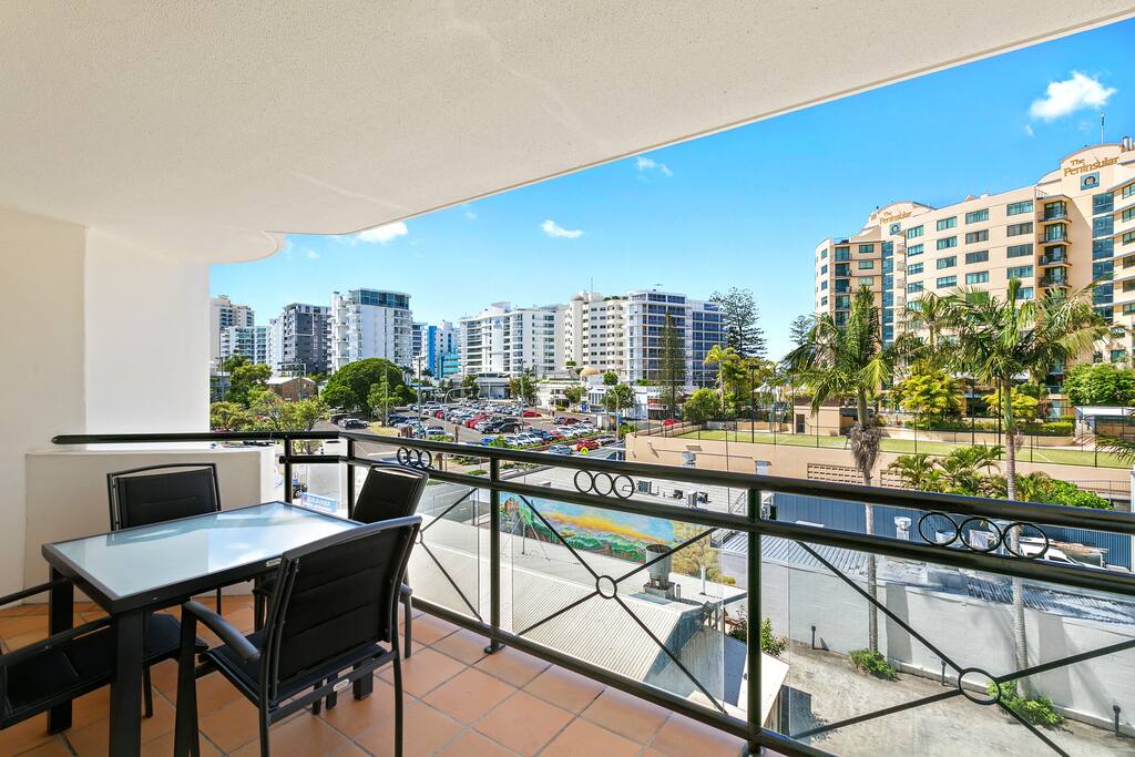 Balcony dining for four people