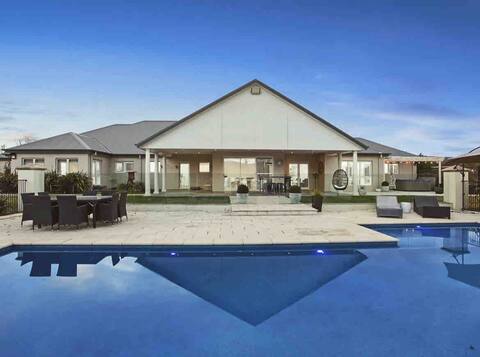 The York Residence in Hartley - Luxe 5-Acre Haven