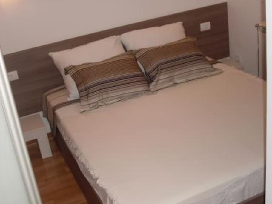King size bed in the bedroom