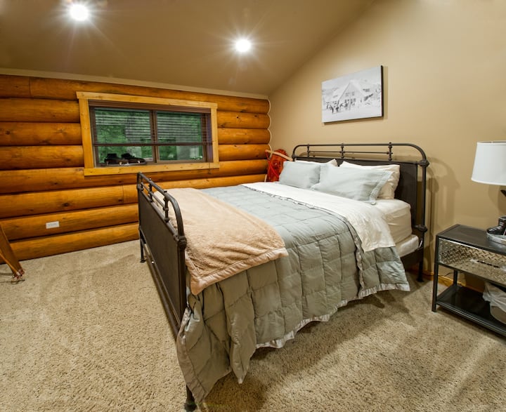 Ski-themed room featuring a queen-size French Académie iron bed.