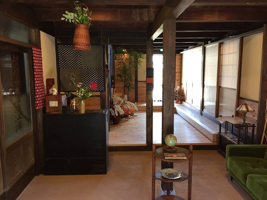 玄関土間
dirt floor