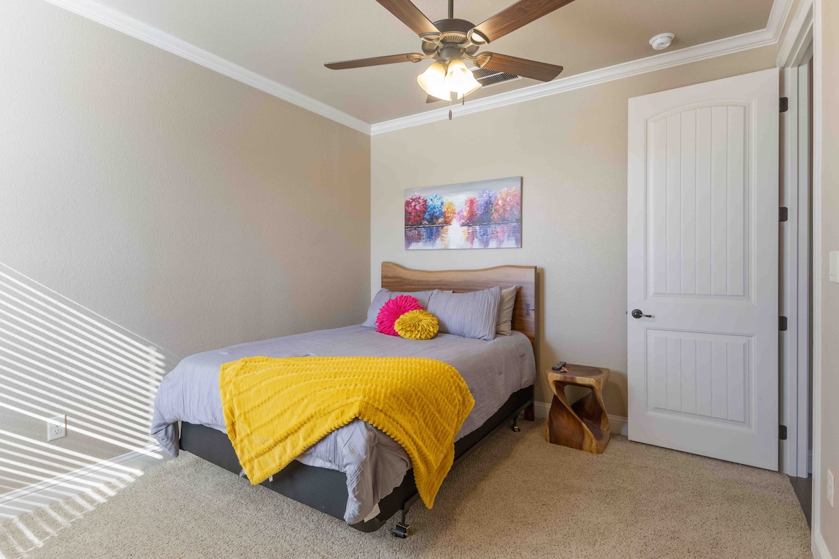 Phòng ngủ Queen này mang đến sự pha trộn giữa sự thoải mái và thanh bình, với tầm nhìn ra hồ bơi để thức dậy yên tĩnh.