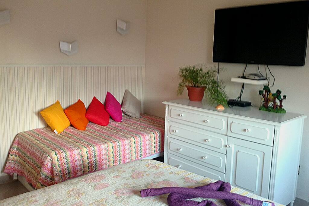 Quarto com cama de casal e cama de solteiro *(03 pessoas )