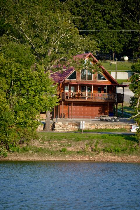 The Dock Holiday cabin- 3 bed 3 bath- sleeps 6