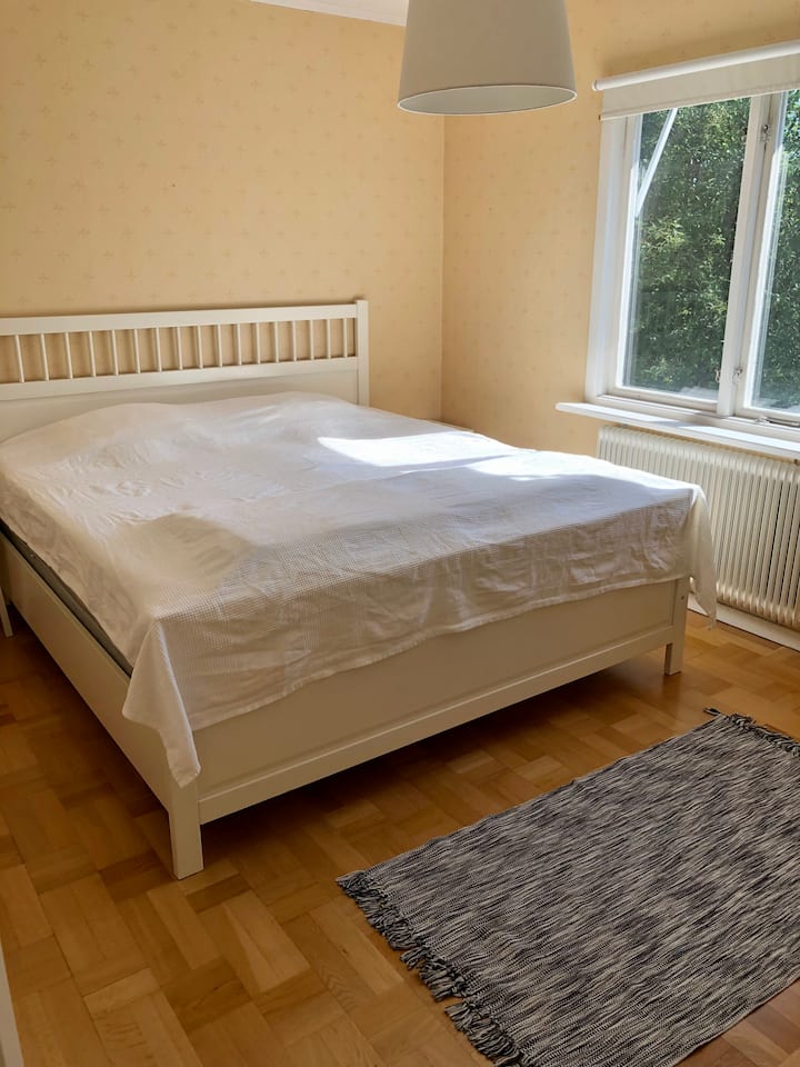 Dormitorio con cama doble en el piso superior.