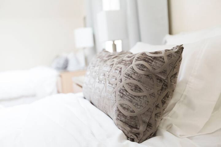 Parkside Character Home, 6 min from Downtown gallery image 5