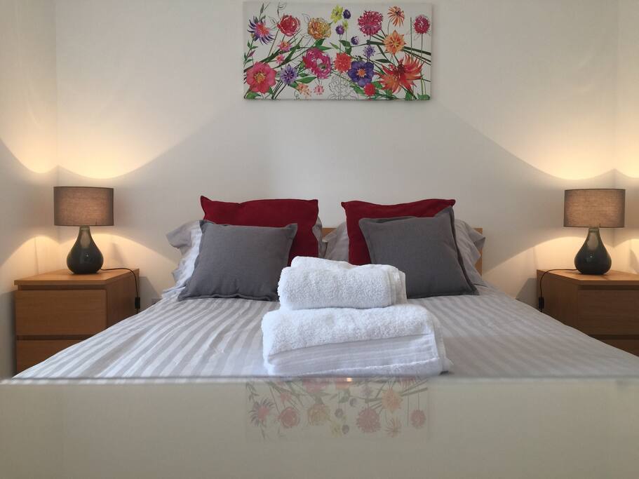 Comfy kingsize double bed with memory foam mattress for great nights sleep!