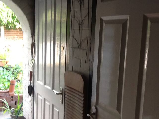 Hidden private mid-town annexe.