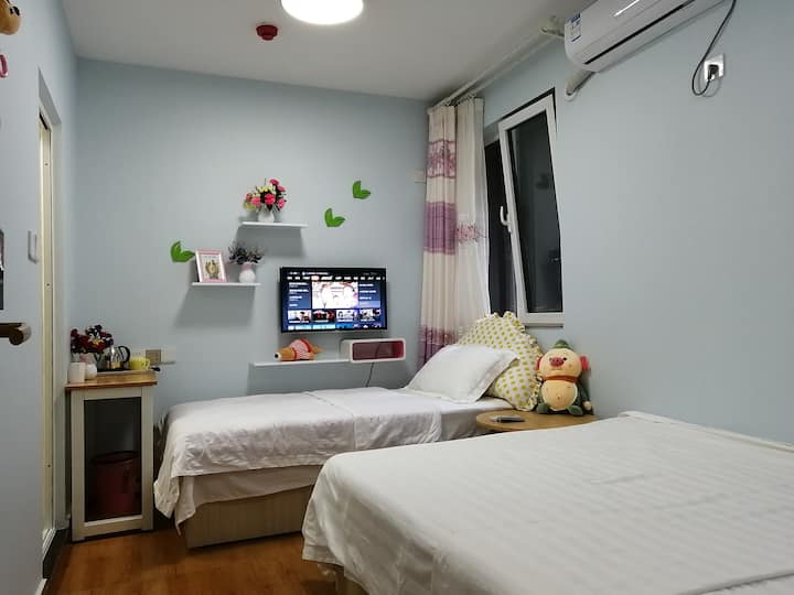 Airbnb爱彼迎 5 青岛火车北站四方长途汽车站房间干净卫生整洁美观有独立卫生间交通购物便利七月公寓