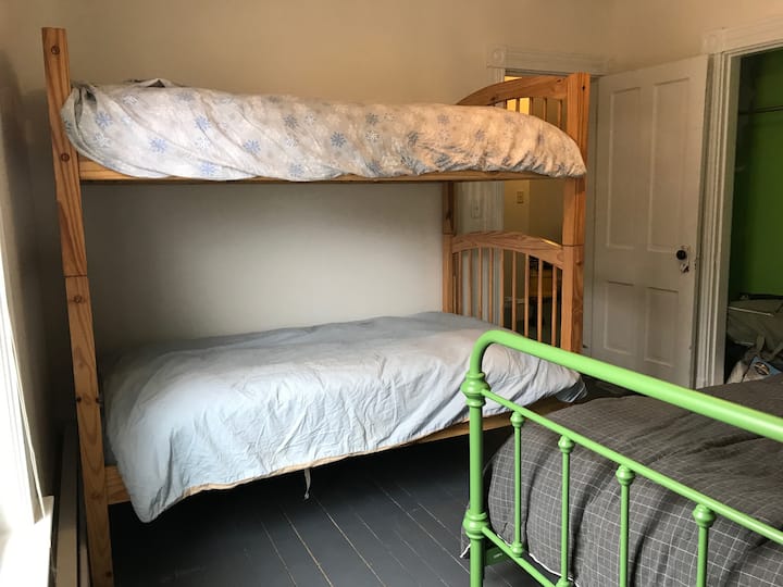 Spálňa č.1: Bunkbeds for the young and the young at heart! V skrini máme tiež zloženú prenosnú detskú postieľku na použitie s najmladšími členmi rodiny.