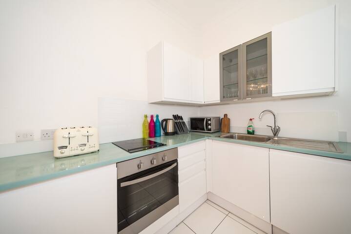 Central London 3-Bedroom Apartment gallery image 4
