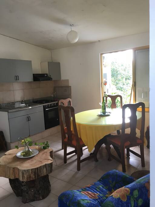 En la cocina integral. Incluimos algunos utensilios para tu facilidad y comodidad en el espacio.