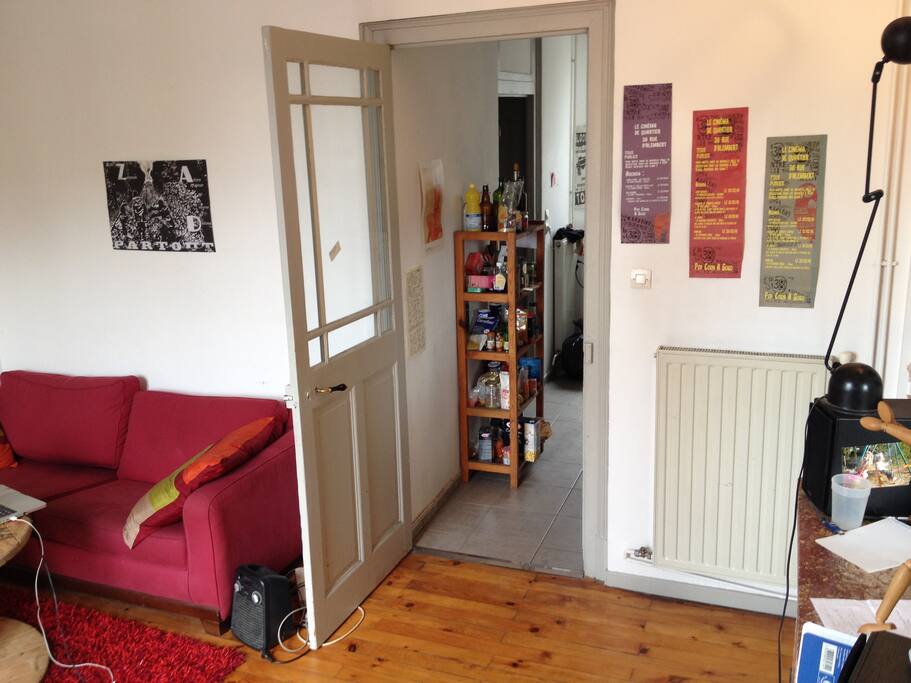 Le salon et la cuisine à droite