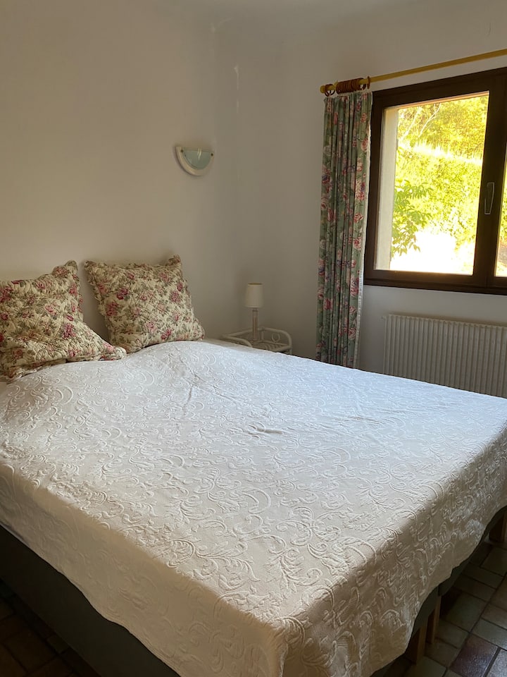 Спална соба со брачен кревет (широк 125 - 149 см