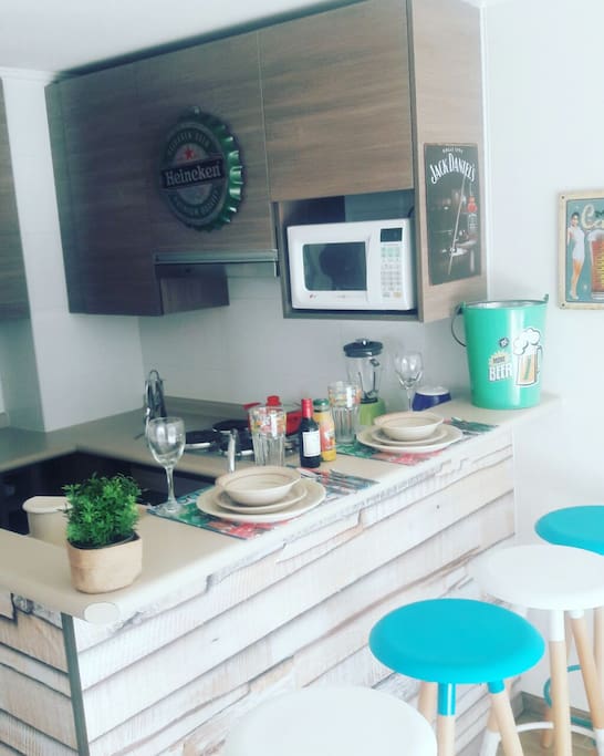 Divina kitchenette con microondas, cocina, horno, refrigerador espacioso, para disfrutar de un rico desayuno o de unas cervezas bien heladitas!!