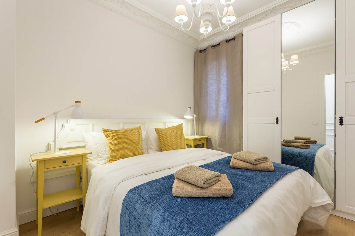 Bedroom 2: wardrobe, bed, bedside tables with lamps, window with built-in blinds. A heating.
Bedroom 2: wardrobe, two beds. Heating.